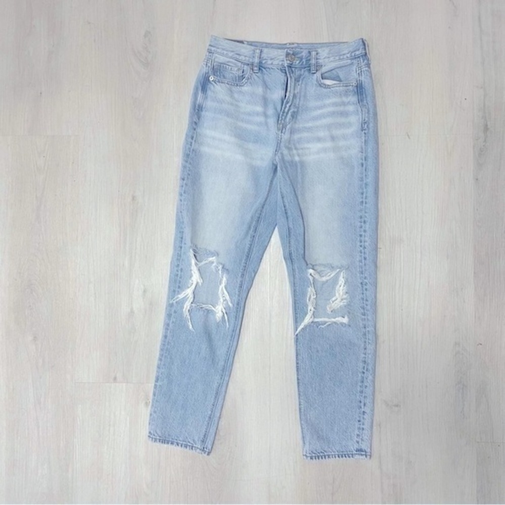 American Eagle Jeans size 4 Mom jeans light wash distressed